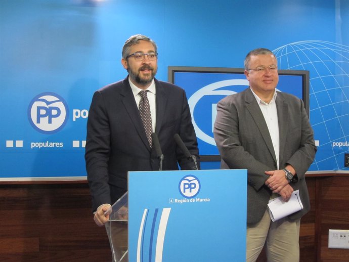   Víctor Martínez Y Francisco Bernabé, En La Rueda De Prensa                