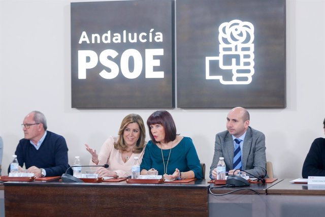 Susana Díaz, entre Juan Cornejo y Micaela Navarro, en la Ejecutiva del PSOE-A