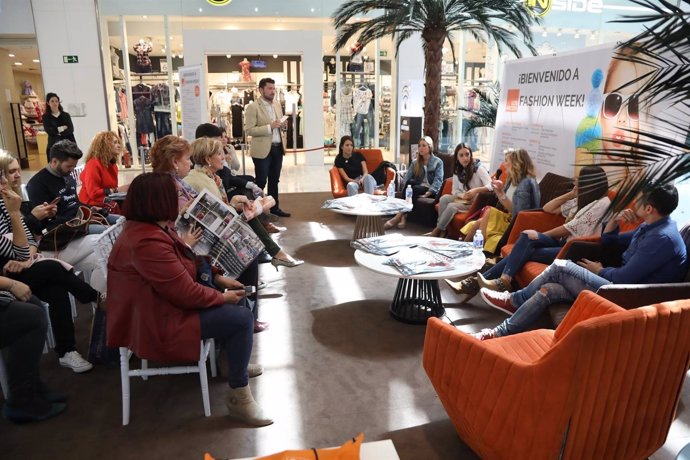 Influencers de Sevilla debaten en la mesa redonda de 'Los Arcos Fashion week'.