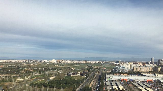Terrenos de Bioparc y Parque de Cabecera de València a la izquierda de la imagen