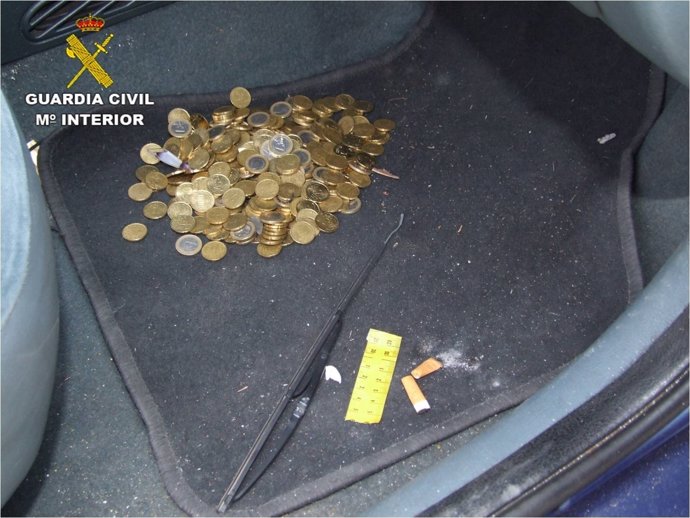 Dinero localizado en el interior del vehículo estrellado en Aguamarga