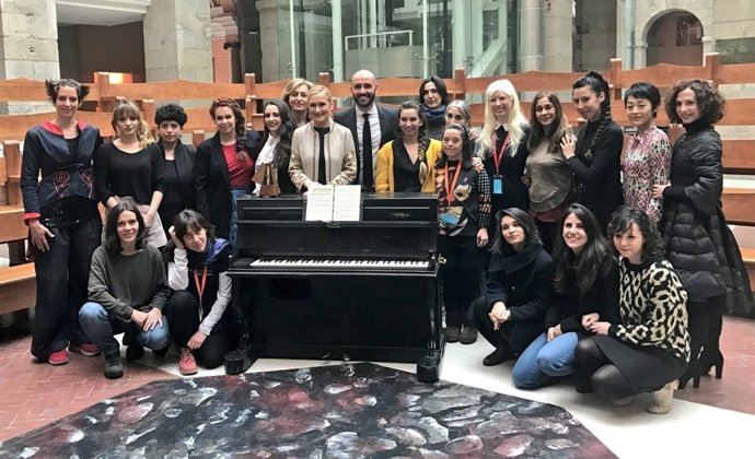 Cifuentes con artistas en la presentación de la Noche de los Teatros