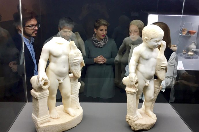 Arroyo, en el centro entre las dos estatuas, durante un acto este viernes