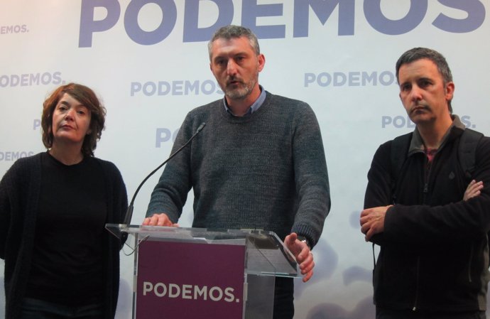 Oscar Urralburu en rueda de prensa junto a Urbina y Giménez (Podemos)        