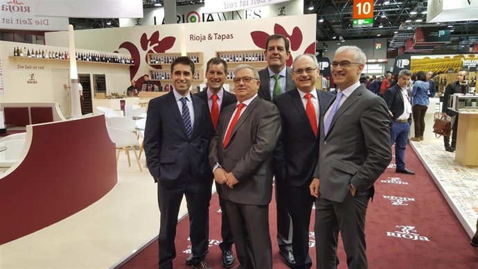 Autoridades, en el stand