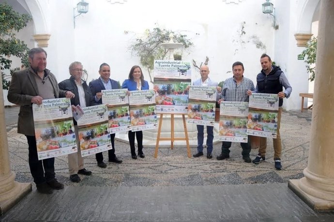 Carrillo, junto a los organizadores de la feria