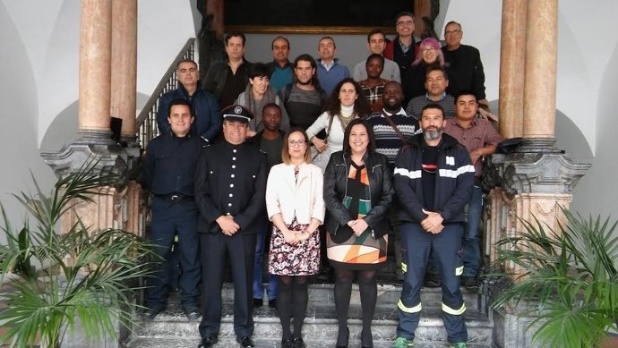 Guijarro (izda.) y Amo, junto a los pasantes que terminan su formación