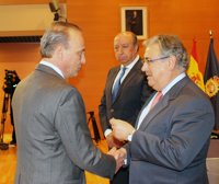 Zoido condecora al director del CISEN de México por detener a 40 etarras durante los últimos 20 años