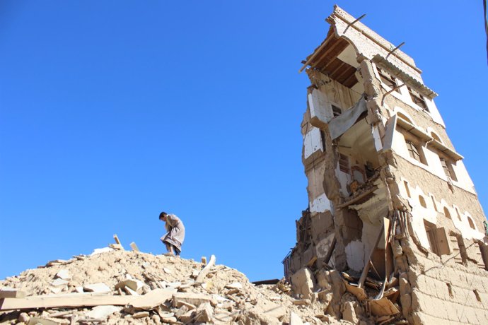 Edificio bombardeado en Yemen