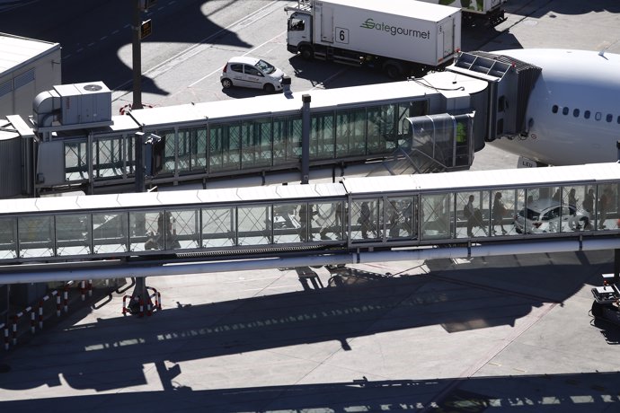 Embarcar, embarque, embarcando, finger, gusano, Iberia, pasajeros en barajas