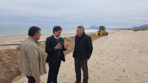 El titular de Turismo ha visitado la playa de Oliva
