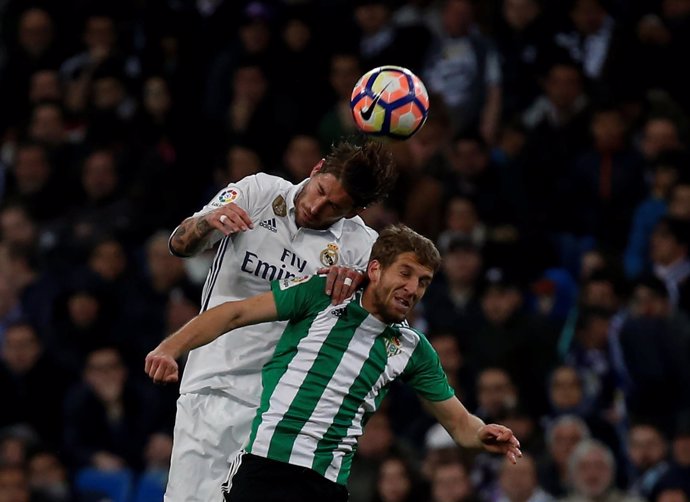 Darko Brasanac salta con Sergio Ramos por un balón en un Real Madrid-Betis