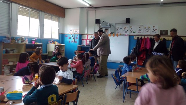 Germán González con la comunidad educativa de Almuñécar