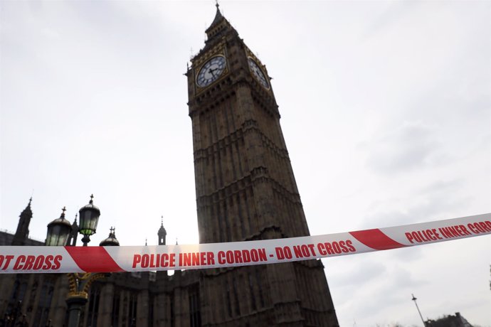 Cordón policial junto al Parlamento británico en Londres