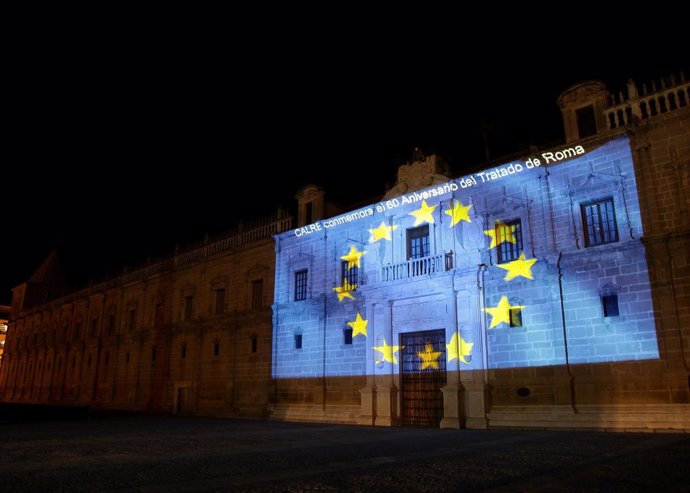 La bandera de Europa sobre la fachada del Parlamento de Andalucía 