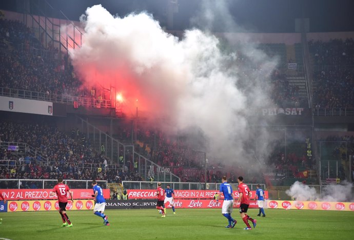 Italia vence a Albania en un partido que tuvo que ser interrumpido por bengalas