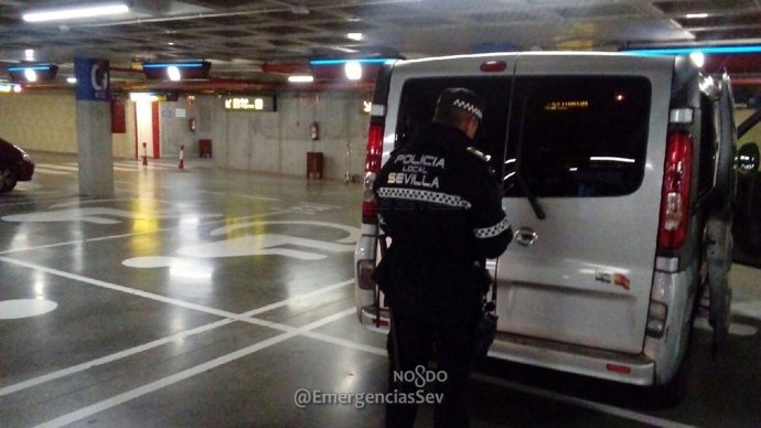 Inmovilización de un "taxi clandestino" en Sevilla