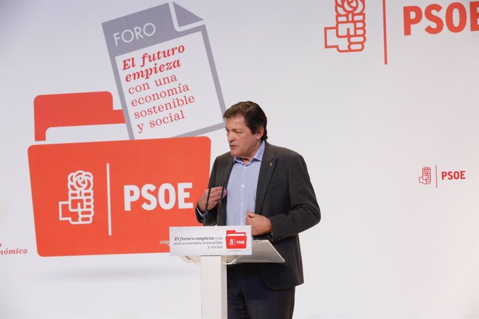 El presidente de la Gestora del PSOE, Javier Fernández, inaugura foro económico