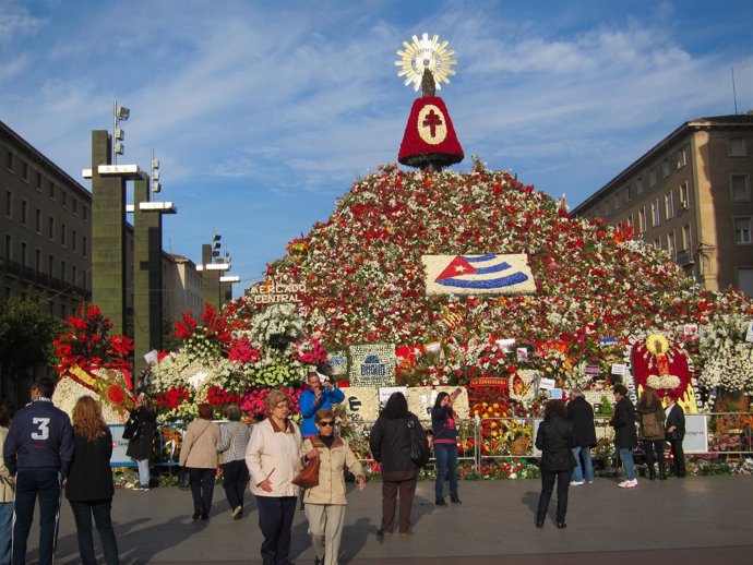 La Virgen del Pilar cubierta de flores