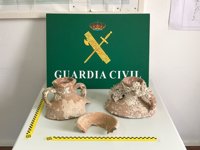 La Guardia Civil interviene tres piezas de origen romano en un alojamiento turístico de Tías
