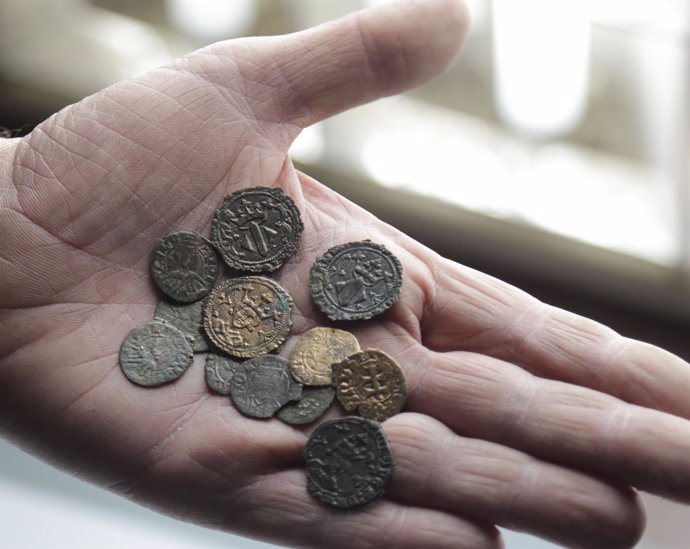 Las monedas han permanecido ocultas en el muro de la vivienda