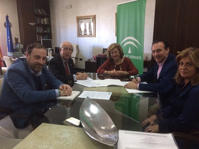 Firma de acuerdo entre la Junta de Andalucía y la AECC