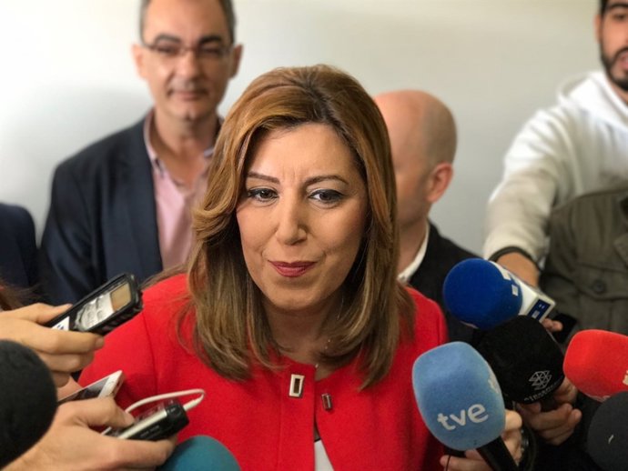 Susana Díaz atén als mitjans durant una visita a Brenes (Sevilla)