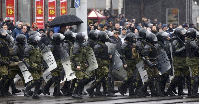Policía antidisturbios durante una manifestación en MInsk