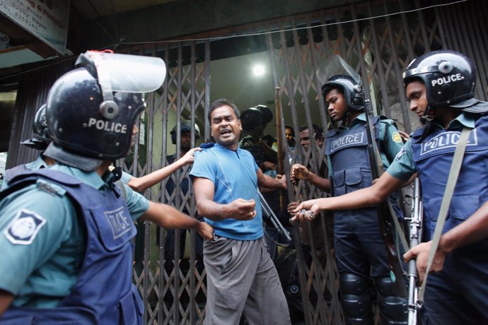 Policías durante una redada en Bangladesh