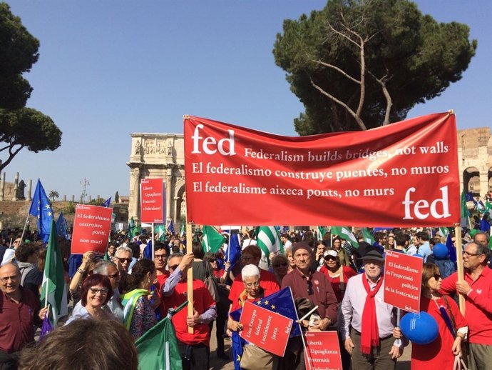 Federalistes d'Esquerres en la manifestació 'Marxa per Europa' de Roma