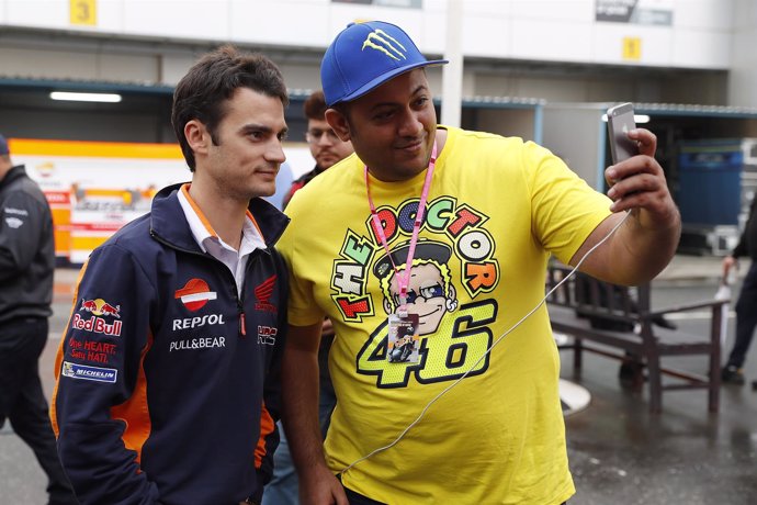 Dani Pedrosa con un seguidor de Valentino Rossi en Losail