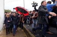 Manifestantes lanzan huevos en una cacerolada contra Fillon en el País Vasco francés