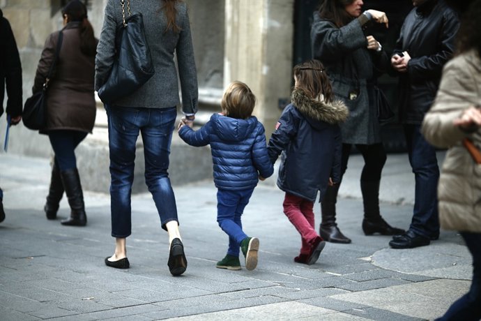 Gent passejant, passeig, caminant, caminant, família, nens, nen, germans, pare