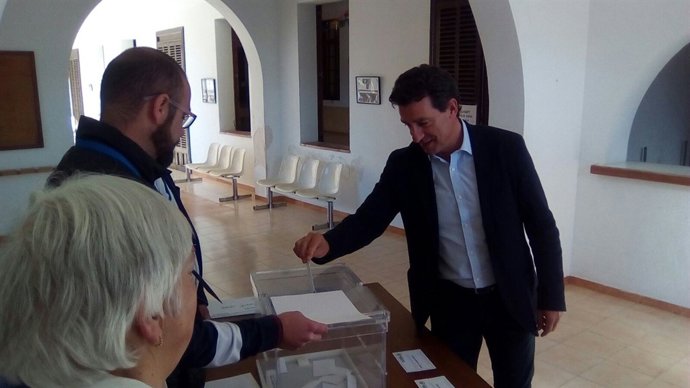 Gabriel Company votanado para el congreso autonómico