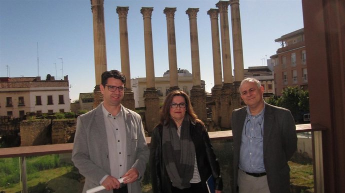 Pedro García con los técnicos en la presentación de las obras del Templo Romano