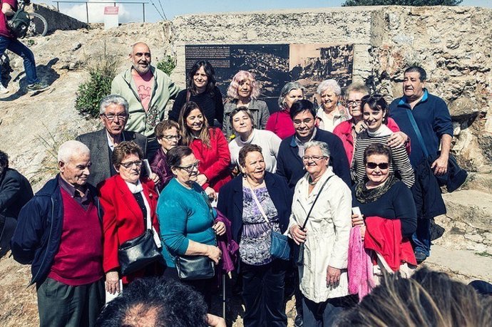 Gerardo Pisarello i Mercedes Vidal  al costat dels veïns i la placa commemorativ