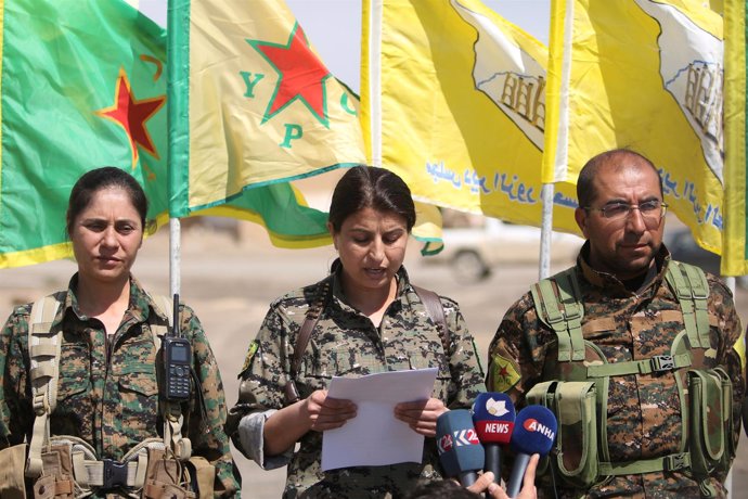 Rueda de prensa de una comandante de las FDS cerca de Raqqa