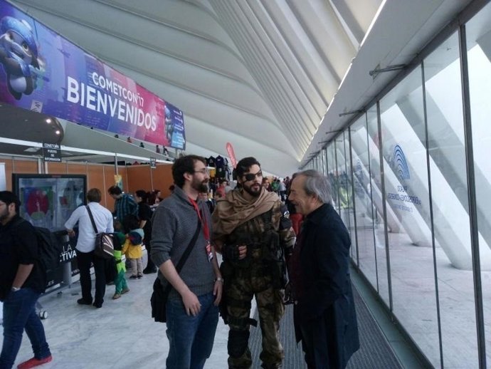 El alcalde en su visita a Cometcom.