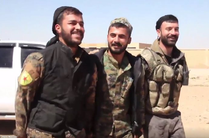 Milicianos de las FDS celebrando la toma del aeropuerto de Tabqa