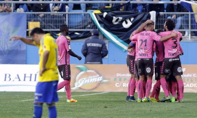 El Tenerife gana al Cádiz en el duelo directo por el 'play-off' de ascenso