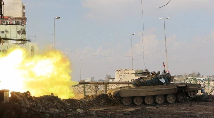 Un tanque de las fuerzas iraquíes dispara en Mosul