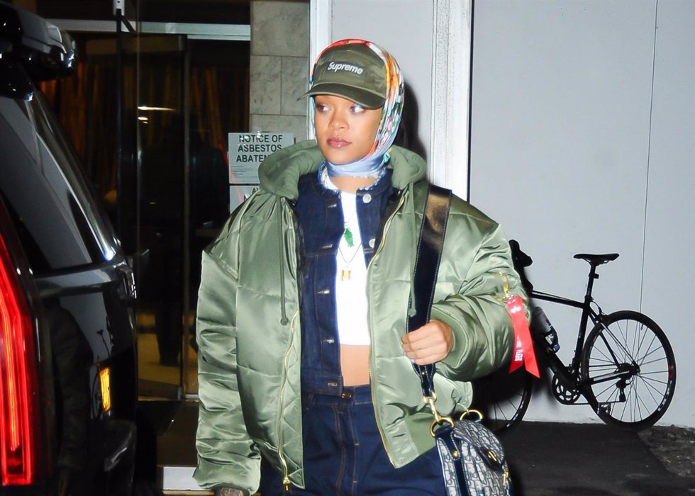 Rihanna con sus nuevas botas de lo más peculiares./ Cordon Press
