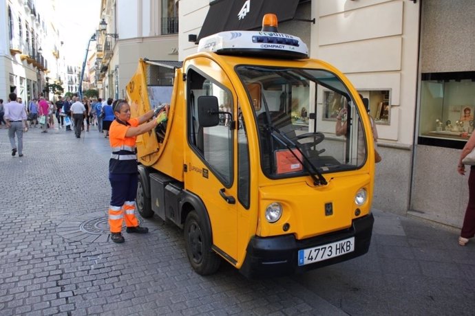 Una trabajadora de la empresa de limpieza de Sevilla Lipasam