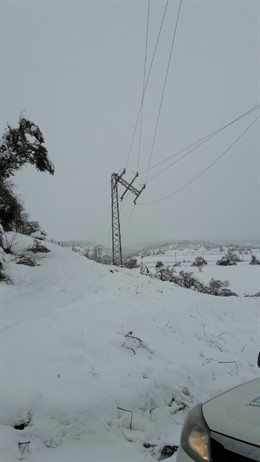 La nieve afecta al tendido eléctrico