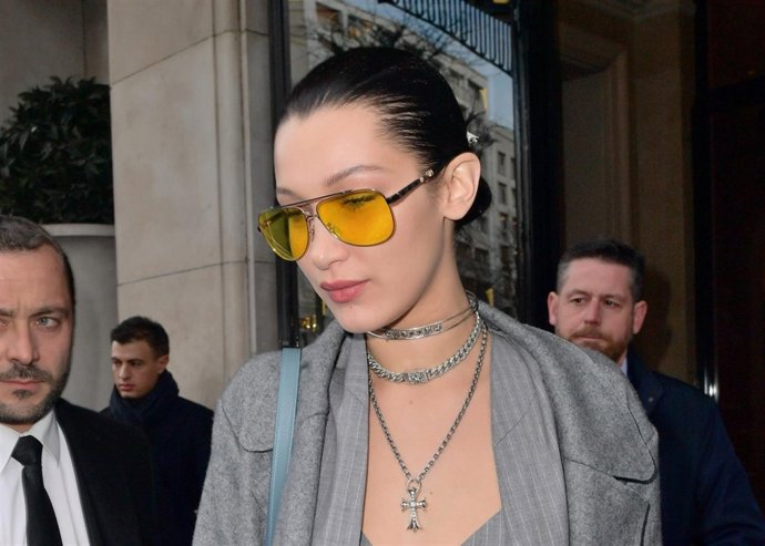 Bella Hadid luce las gafas de moda: con espejos amarillos./ Cordon Press