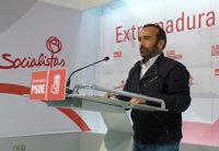 El PSOE pide "complicidad" a "todos" los partidos para "defender" a Extremadura de los "agravios comparativos" de Rajoy