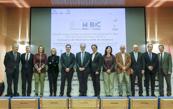 El consejero de Salud, Aquilino Alonso, recibe en Sevilla la placa acreditativa 