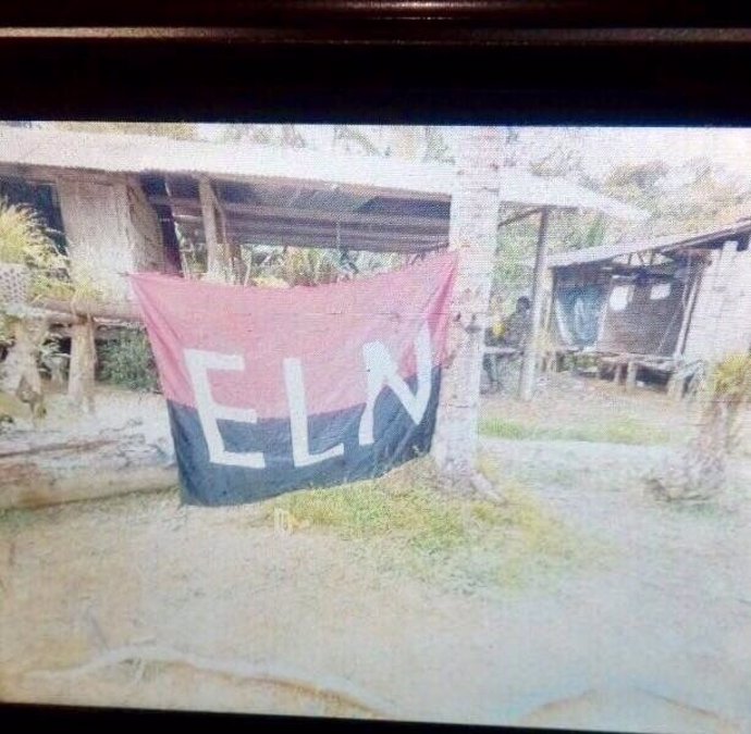 Bandera del ELN en una zona rural atacada