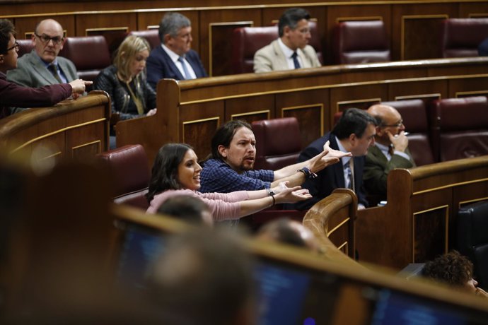 Pablo Iglesias e Irene Montero protestando en el Congreso