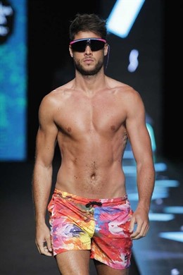 Modelo desfila en traje de baño